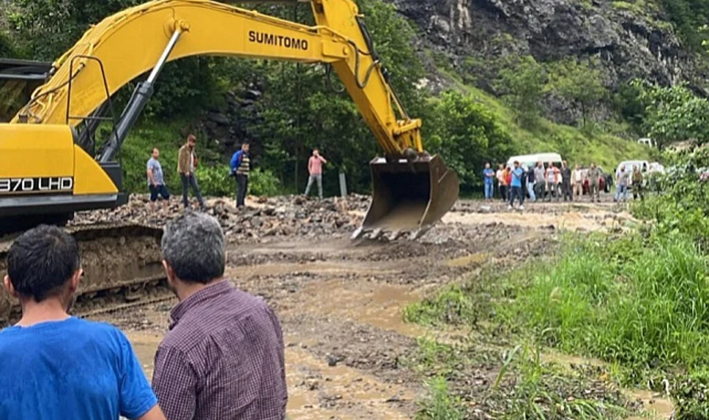 Trabzon'da Heyelan Nedeniyle Araklı-Bayburt Yolu Ulaşıma Kapandı