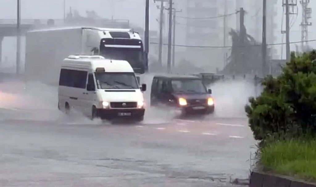 Trabzon'da Şiddetli Yağış Ulaşımı ve Mahalleleri Vurdu