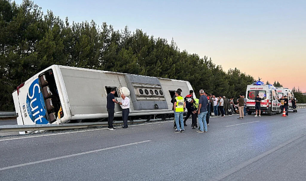 Uşak'ta Yolcu Otobüsü Devrildi: 11 Yaralı Hastaneye Kaldırıldı