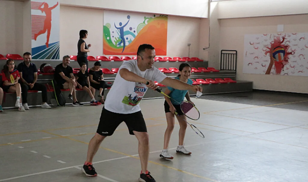Veliler ve Çocuklar Badmintonda Yarıştı