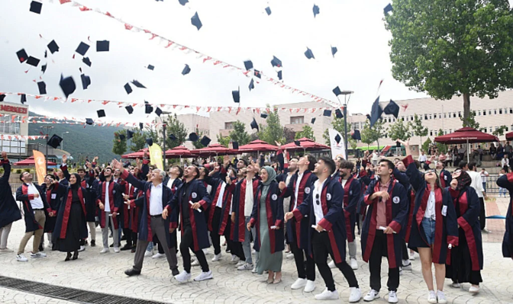 Yeşilyurt Demir Çelik MYO 138 Mezun Verdi