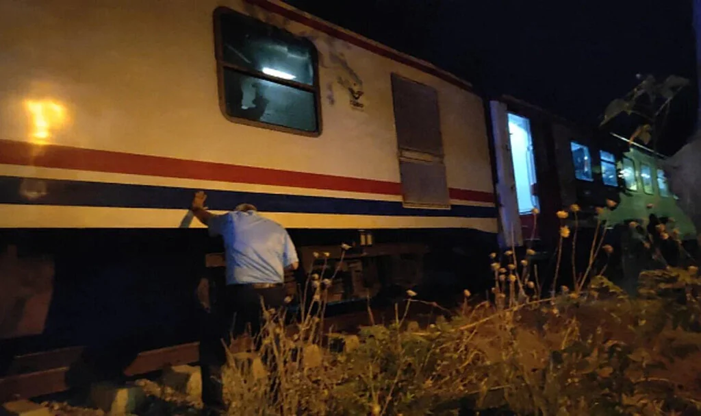 Yolcu Treni Çarptı: 2 Kişi Yaralandı