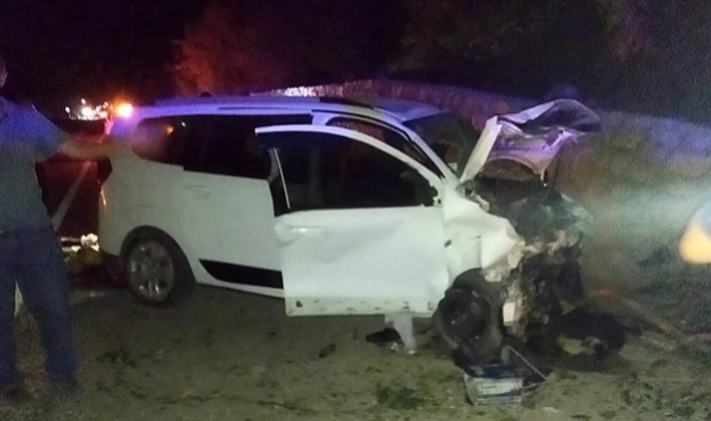 Ağaca Çarpan Otomobilde İki Kişi Hayatını Kaybetti