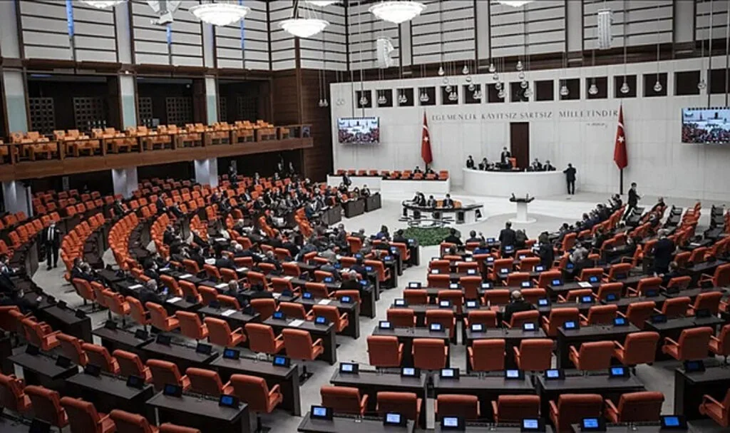 AK Parti'ye Geçmesi Beklenen İsimler Siyaset Kulislerinde Konuşuluyor