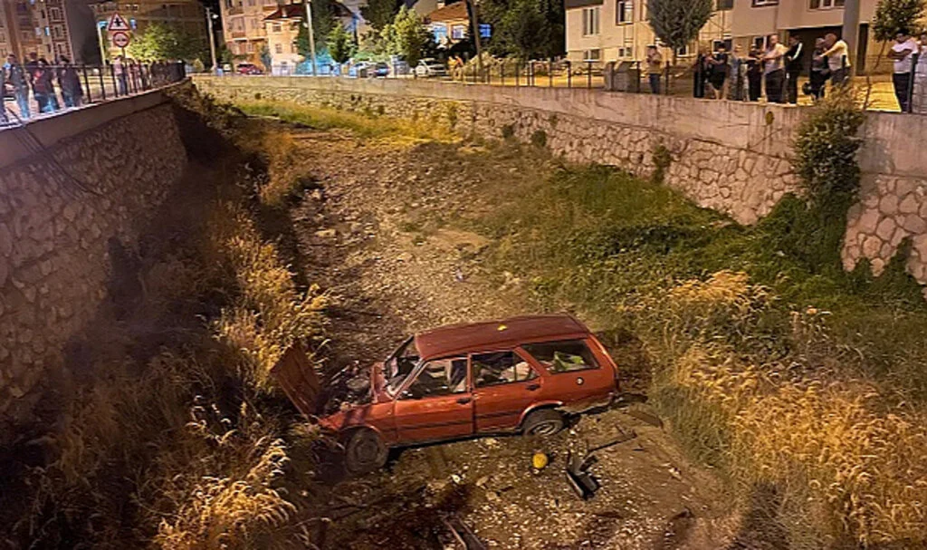 Akarsu Yatağına Düşen Araçta 3 Kişi Yaralandı