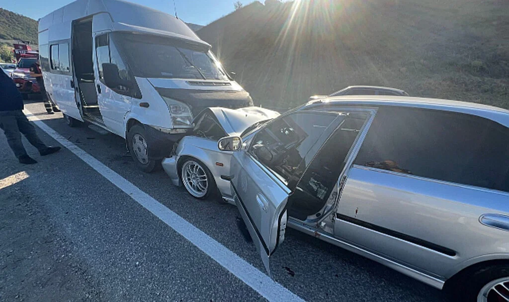 Amasya'da Minibüs ile Otomobil Çarpıştı: 14 Yaralı
