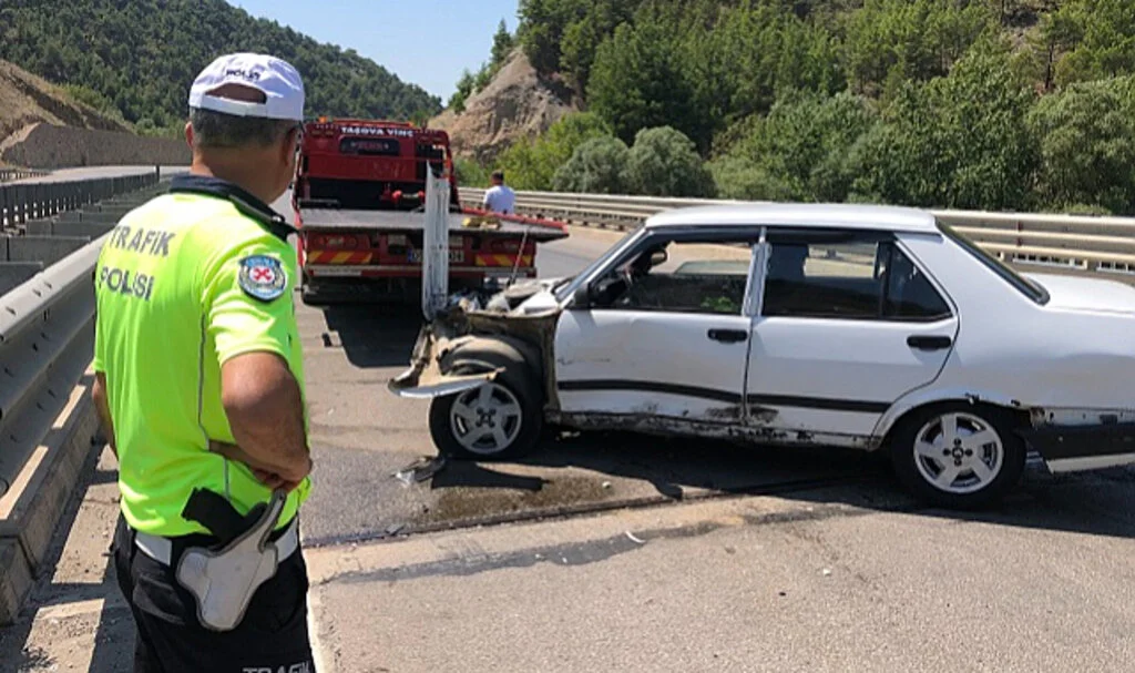 Amasya'da Trafik Kazası: 1'i Çocuk 3 Kişi Yaralandı