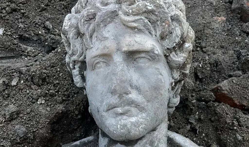 Antik Kentte Heyecan Verici Keşif: 1800 Yıllık Büst Bulundu