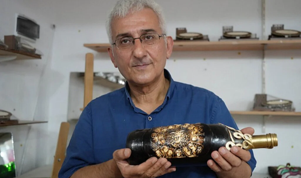 Atık Şişeleri Sanat Eserine Dönüştürüp Avrupa'ya Satıyor