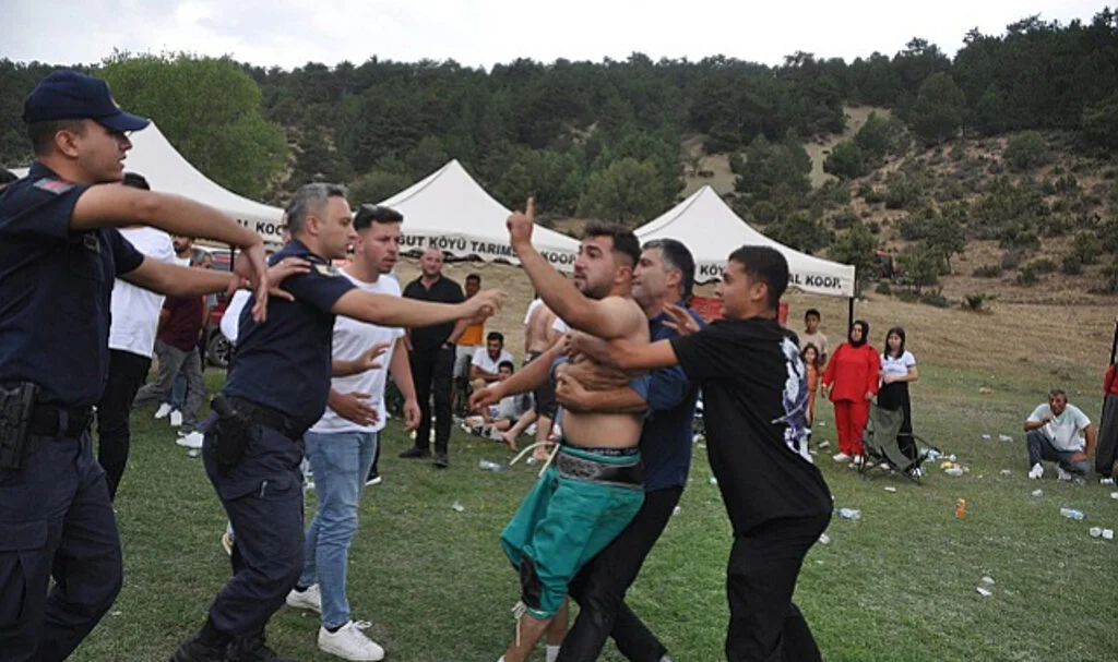 Babasına Küfredildi Sanan Güreşçi Ortalığı Yıktı