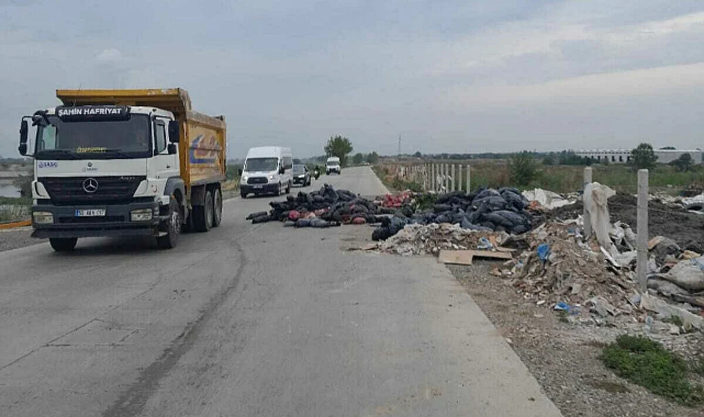 Bafra OSB Yolu  çöp alanına dönüştü 