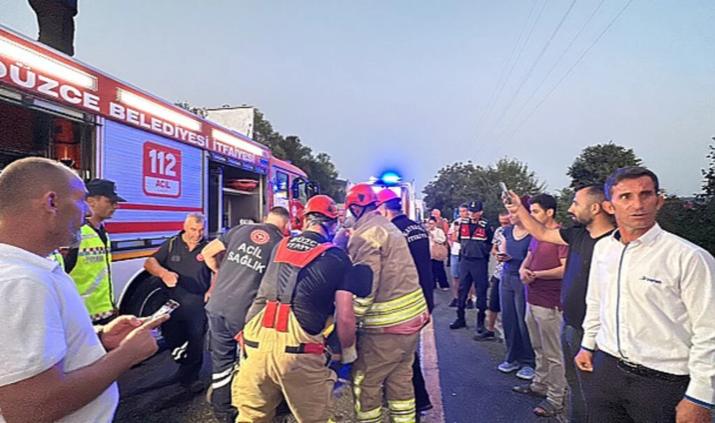 Bolu'da Tırın Altında Kalan Sürücü Kurtarıldı