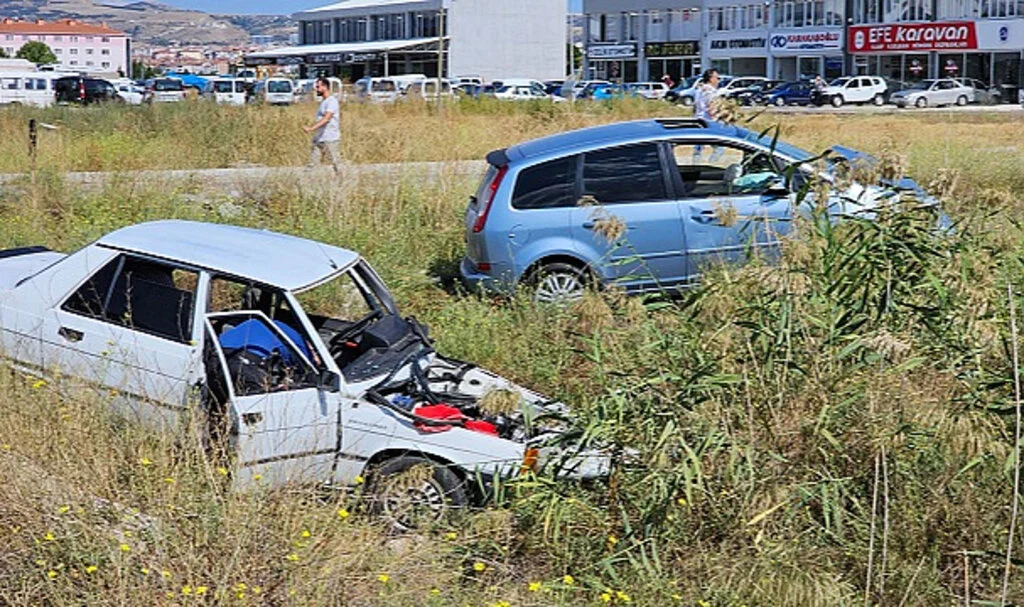 Çorum'da İki Otomobil Çarpıştı: 4 Kişi Yaralandı