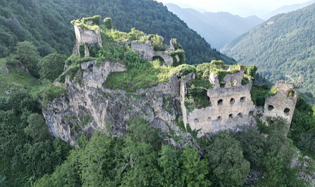 Dağların Zirvesindeki Kuştul Manastırı