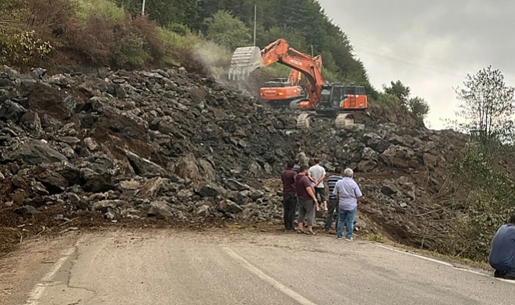 Dinamit Patlaması Ünye-Akkuş Yolunu 8 Saat Ulaşıma Kapattı