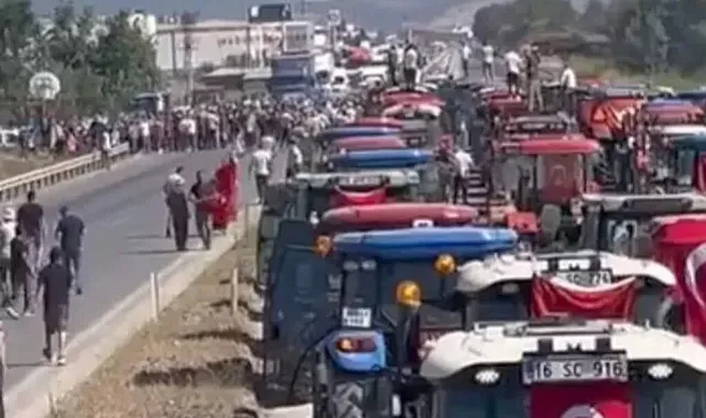 Domates üreticilerinden eylem! Yolu trafiğe kapattılar