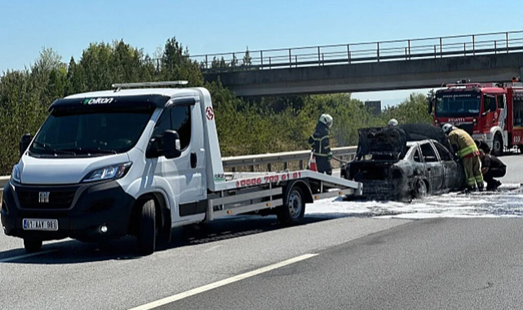 Düzce'de Seyir Halindeki Otomobil Alev Alev Yandı