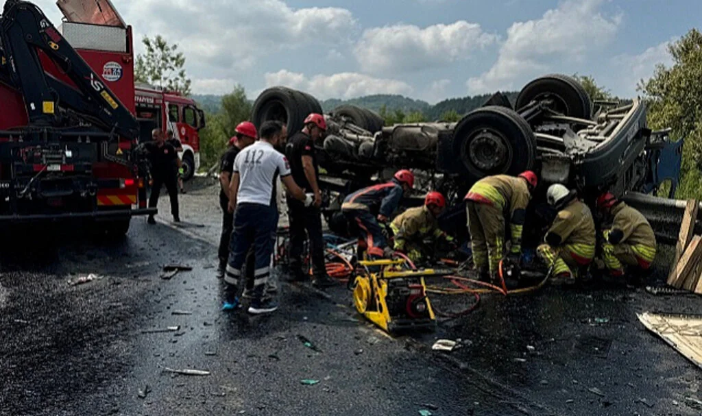 Düzce'de Tır ile Otomobil Çarpıştı: 2 Ölü 2 Yaralı