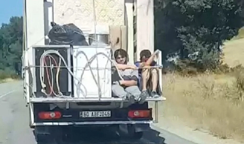 Eşya Yüklü Kamyonetin Arkasında Korkutan Anlar