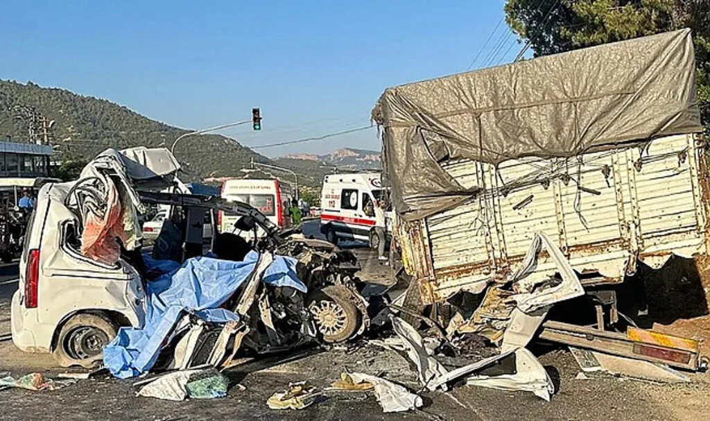 Feci Kaza: 4 Kişi Hayatını Kaybetti, 3 Kişi Ağır Yaralı