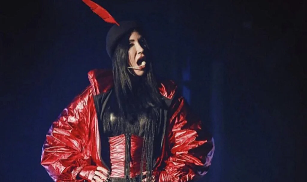 Hande Yener'den Garip İran Yorumu
