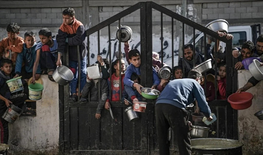 İsrail yine okula saldırdı: En az 15 ölü
