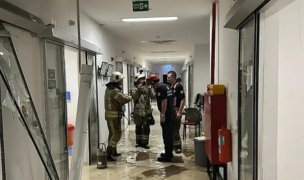 İstanbul'da Hastane Tavanı Çöktü: 8 Bebek Tahliye Edildi