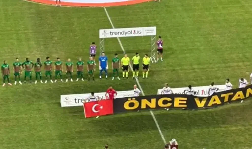 İstanbulspor, Amedspor maçına o pankartla çıktı! Maç öncesi protokol krizi