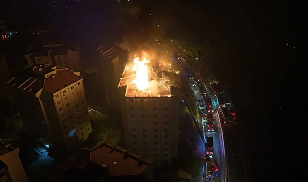 İzmir’de büyük yangın… Alevler binalara sıçradı