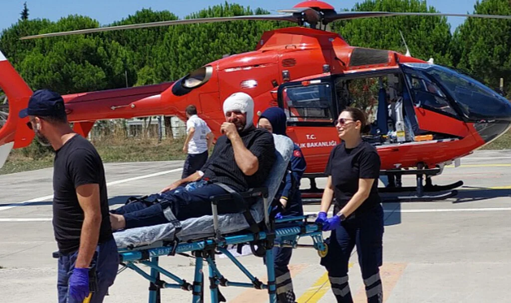 Kafasına Harç Makinesinin Demiri Çarpan Şahsa Ambulans Helikopter Yetişti