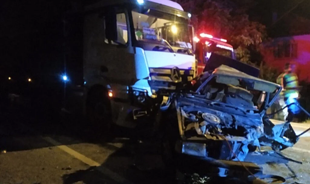 Kaza Yapan Araçlara Tır Çarptı: 1 Ölü 1 Yaralı