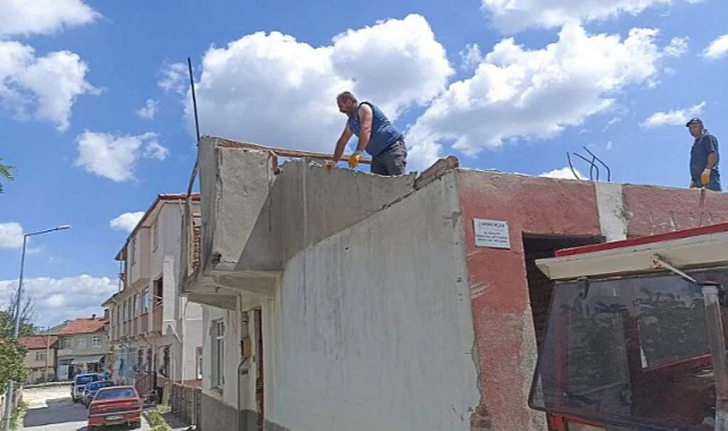 Ladik'te metruk binalar yıkılıyor
