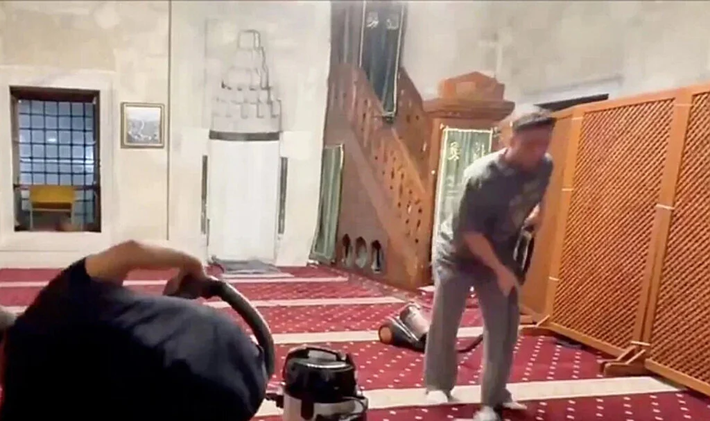 Mesut Özil Cami Temizledi