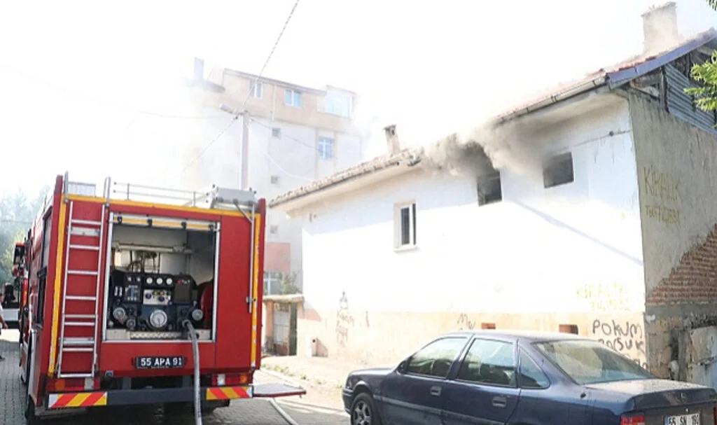 Müstakil Evde Yangın: 1 Kişi Dumandan Etkilendi