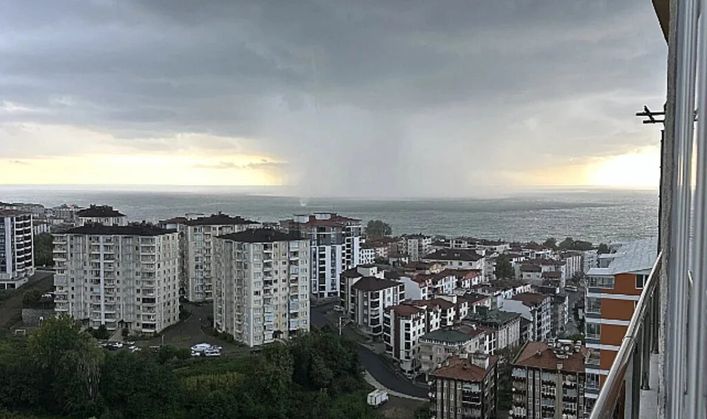 Ordu Ünye'de Sahil Boyunda Deniz Üzerinde Hortum Oluştu