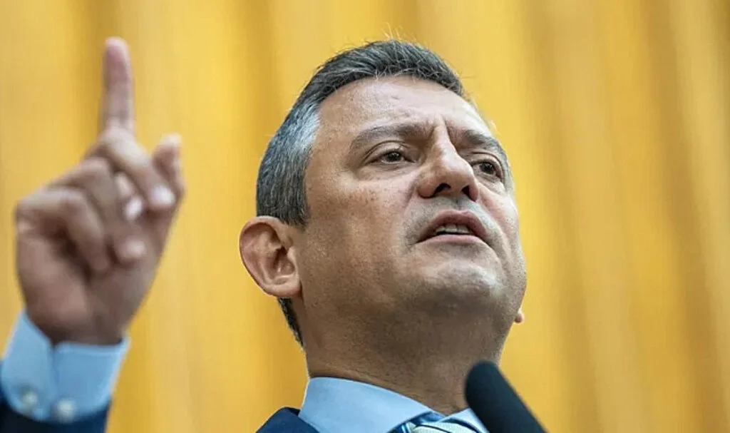 Özgür Özel: Erkekleri Dışarı Alın, Kadınlara Saygı Gösterin