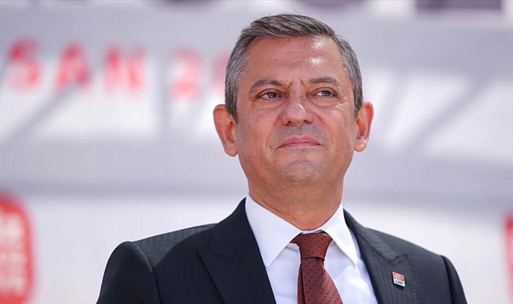 Özgür Özel'in Ayağı Kırıldı: TBMM Toplantısına Katılacak Mı?