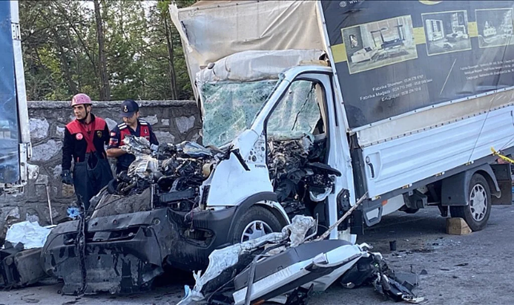Park Halindeki Tıra Çarpan Kamyonette 3 Kişi Hayatını Kaybetti