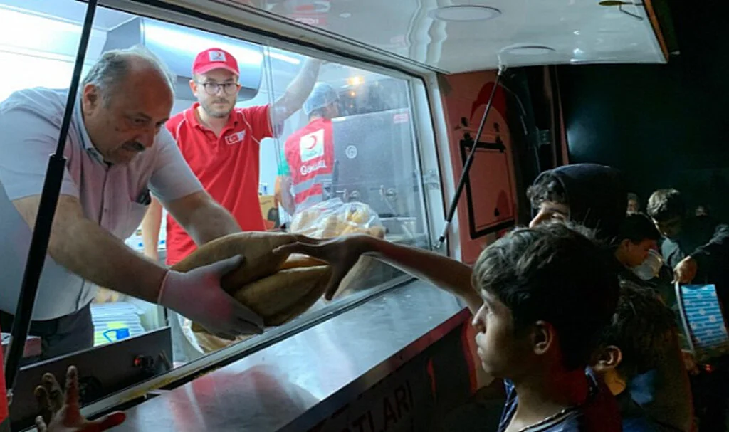  Salıpazarı'nda Su Baskınına Uğrayan Tarım İşçilerine Sıcak Yardım