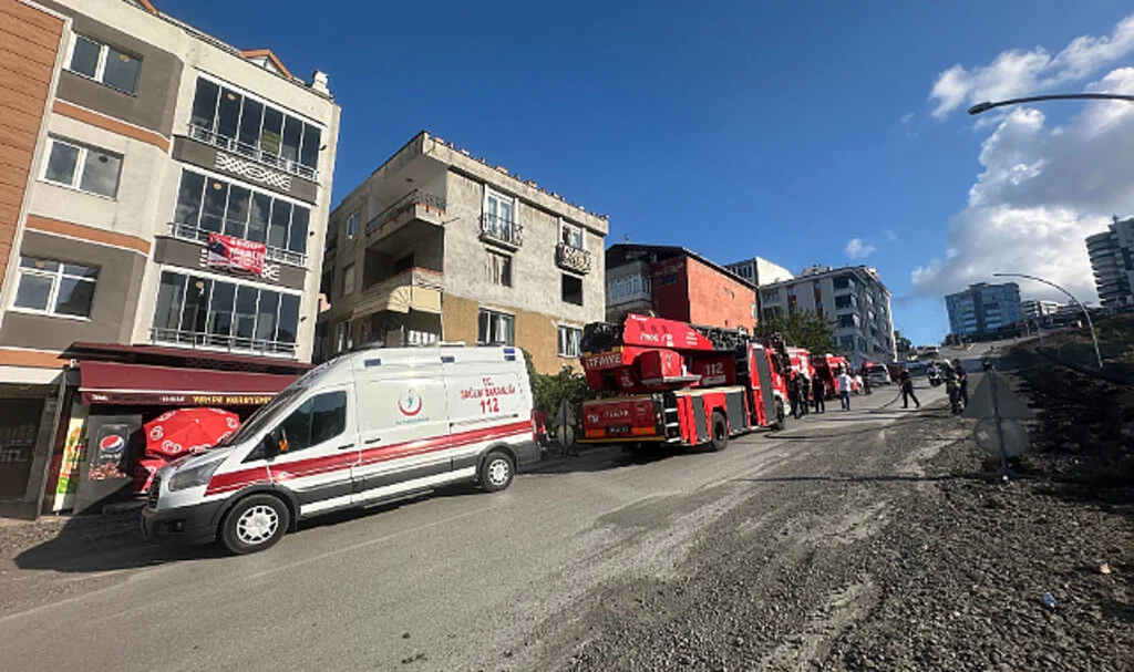 Samsun'da 3 Katlı Binada Korkutan Yangın