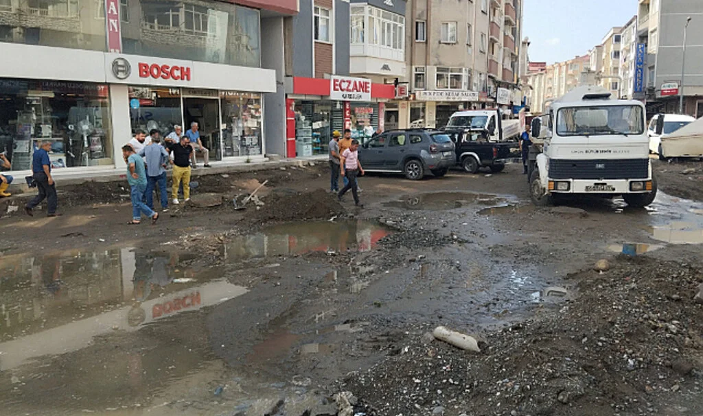 Samsun’da Altyapı Çalışmasında Boru Patladı, Cadde Göl Oldu