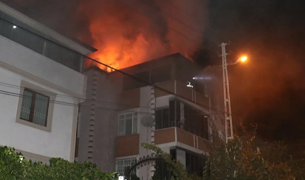 Samsun'da Çatı Katında Çıkan Yangın Söndürüldü