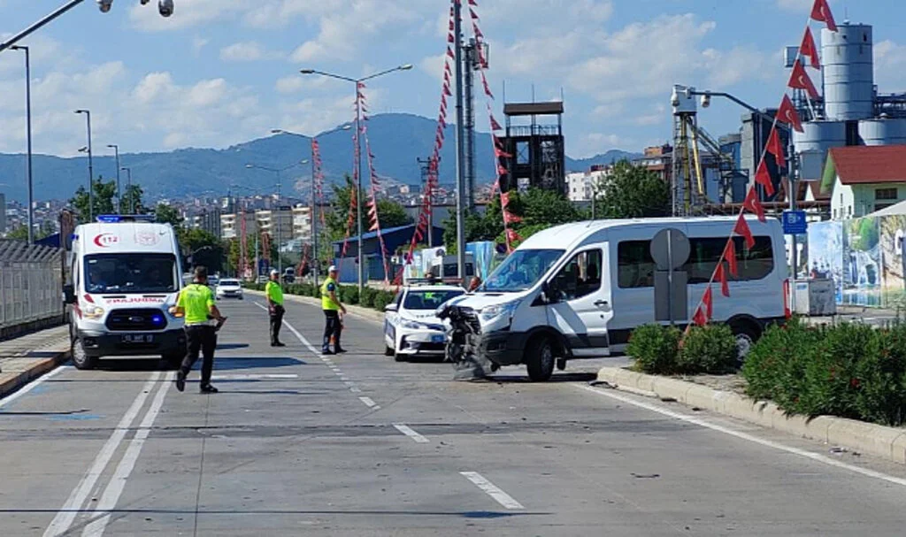 Samsun'da Dolmuş ile Otomobil Çarpıştı: Sürücü Yaralandı