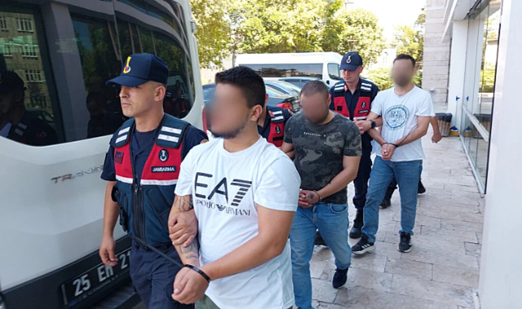 Samsun'da Jandarma Operasyonunda Uyuşturucu ve Silah Ele Geçirildi: 3 Gözaltı
