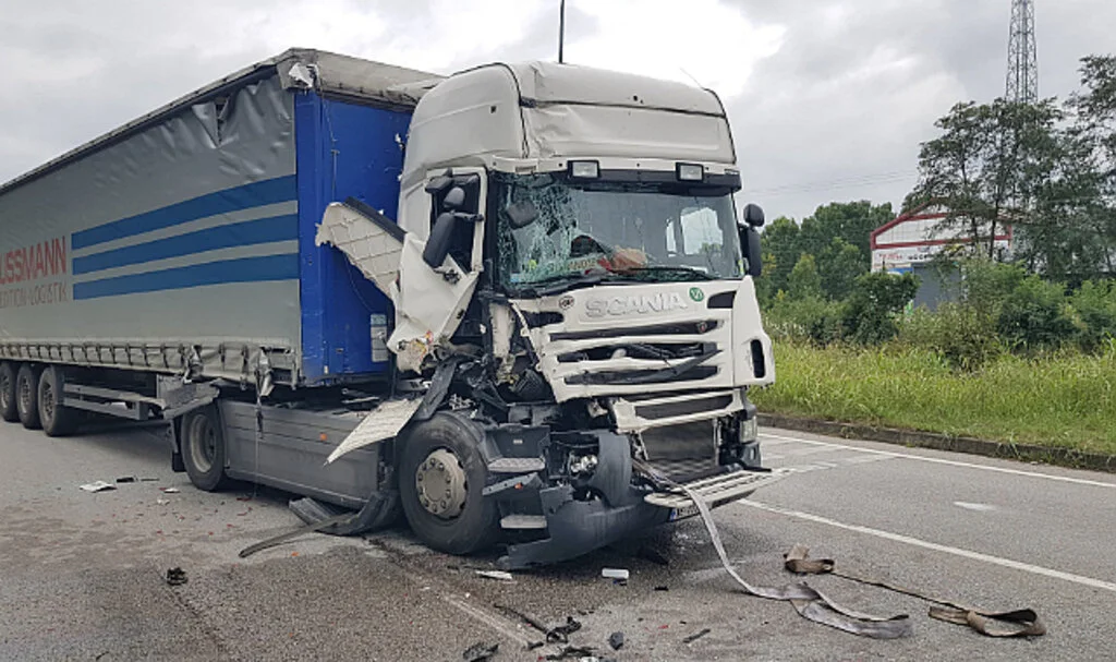 Samsun'da Korkutan Tır Kazası: Işıklarda Çarptı