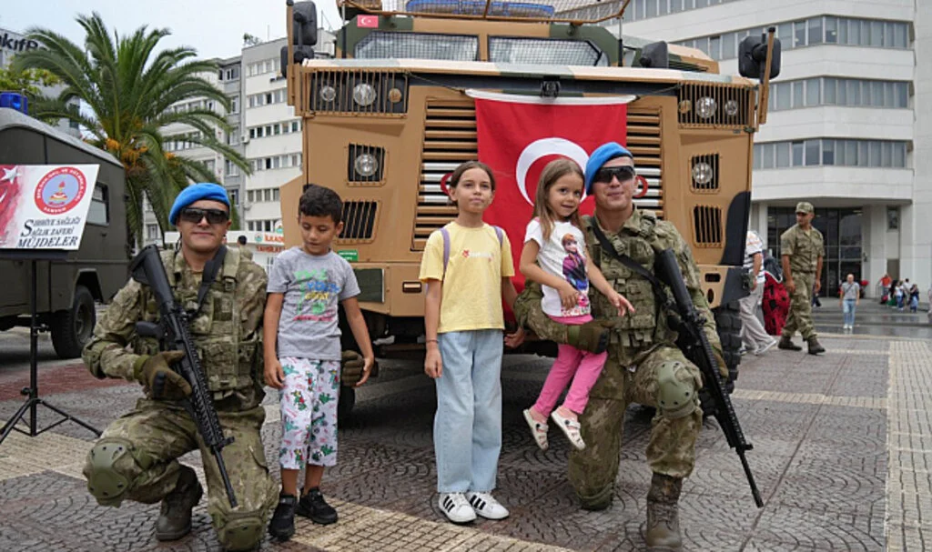 Samsun'da Malazgirt Zaferi ve 30 Ağustos Coşkusu: TSK Araçlarına Yoğun İlgi