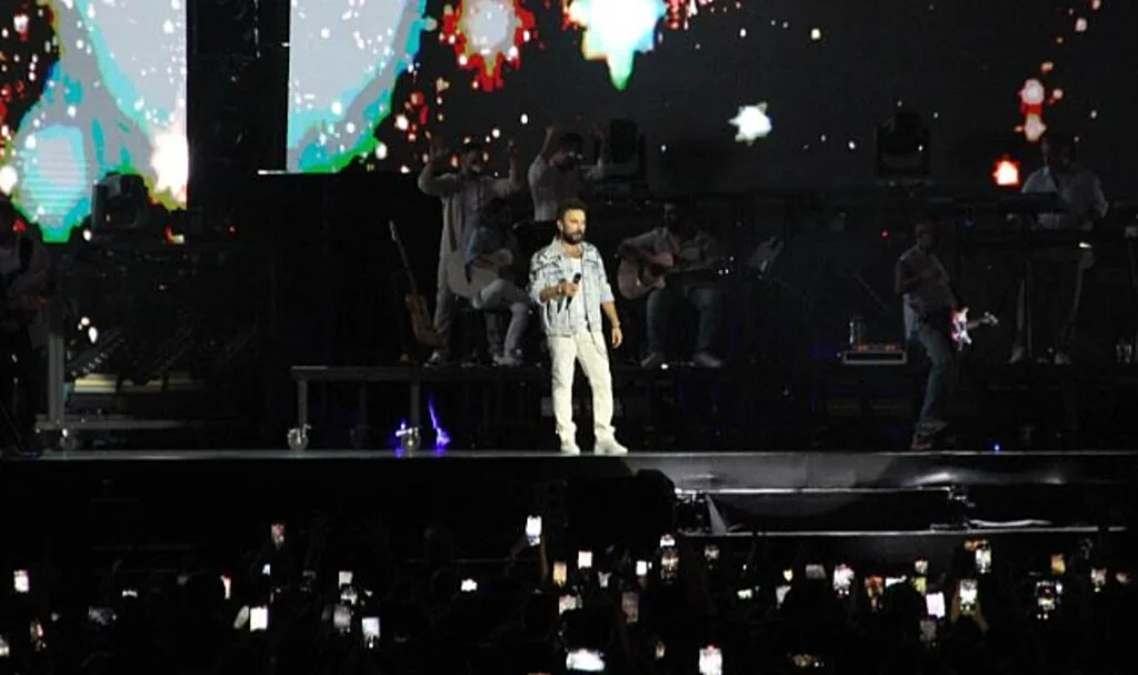 Samsun'da Megastar Tarkan, Terli Havlusunu Hayranlarına Attı