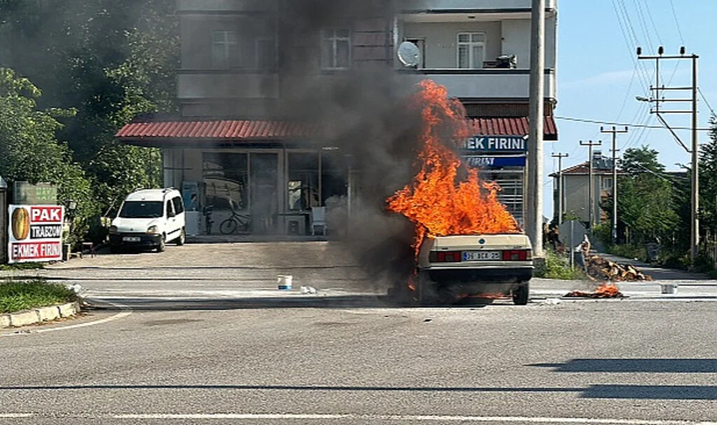 Samsun'da Seyir Halindeyken Yanan Araç Kullanılamaz Hale Geldi