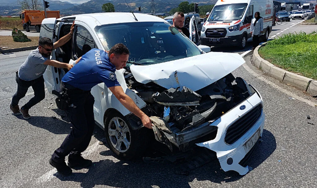Samsun'da Ticari Araç Kamyonla Çarpıştı! 1 Yaralı
