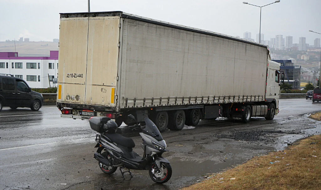 Samsun'da Tırın Geri Giderken Çarptığı Motosiklet Sürücüsü Yaralandı